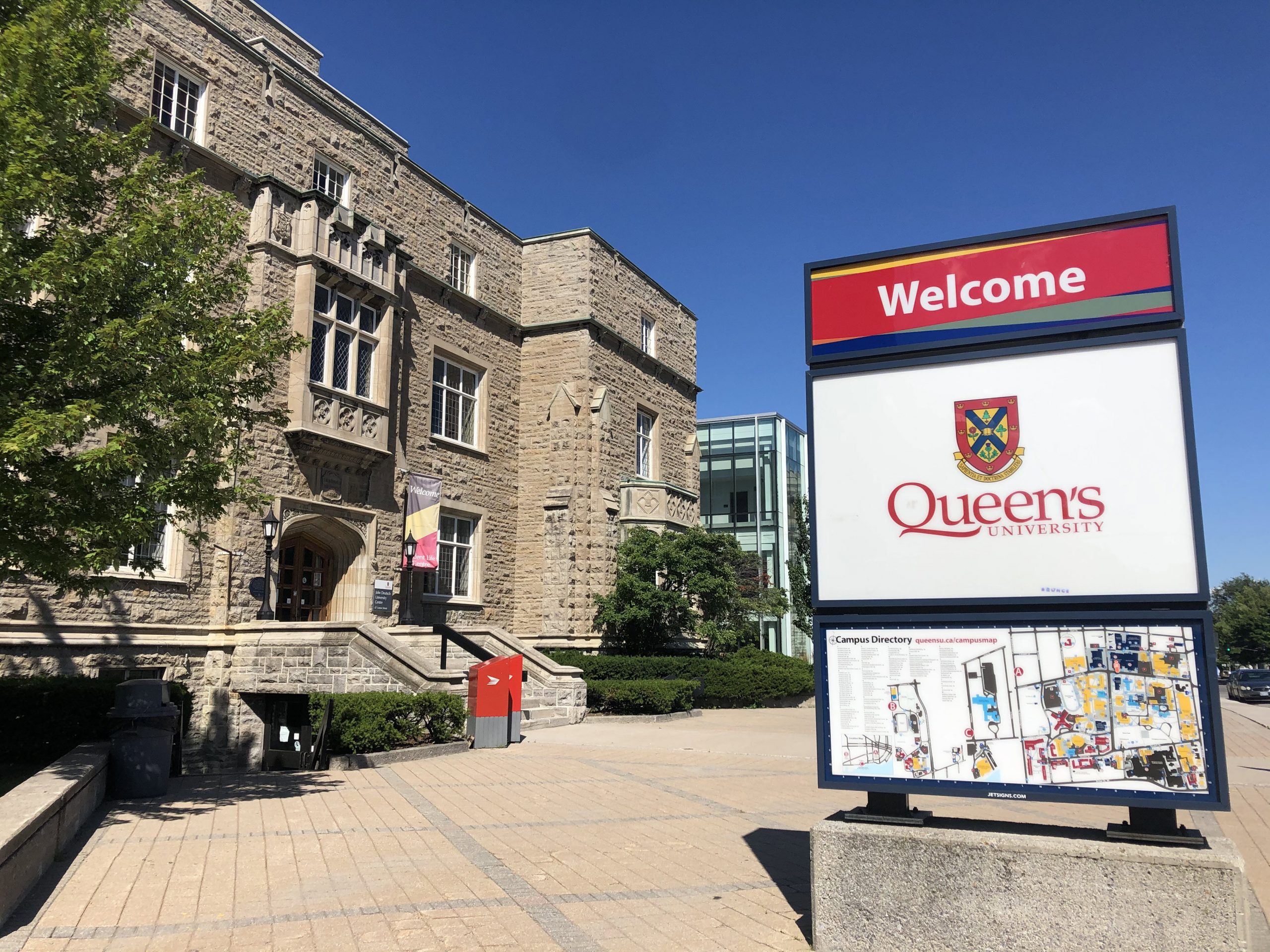 Queen's U welcome sign